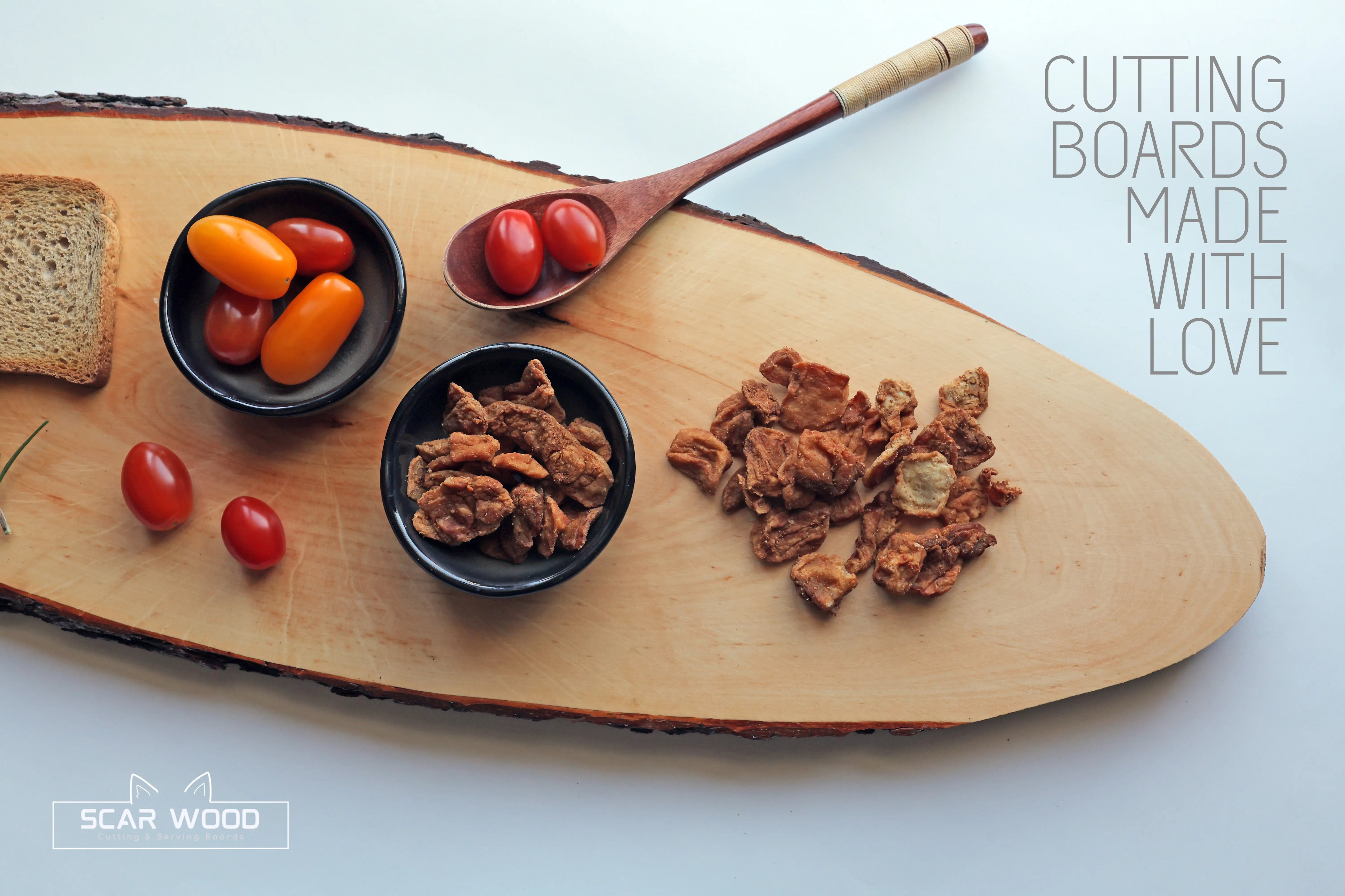 Medium (40–49cm) Oval Lacquered Alder Serving Board