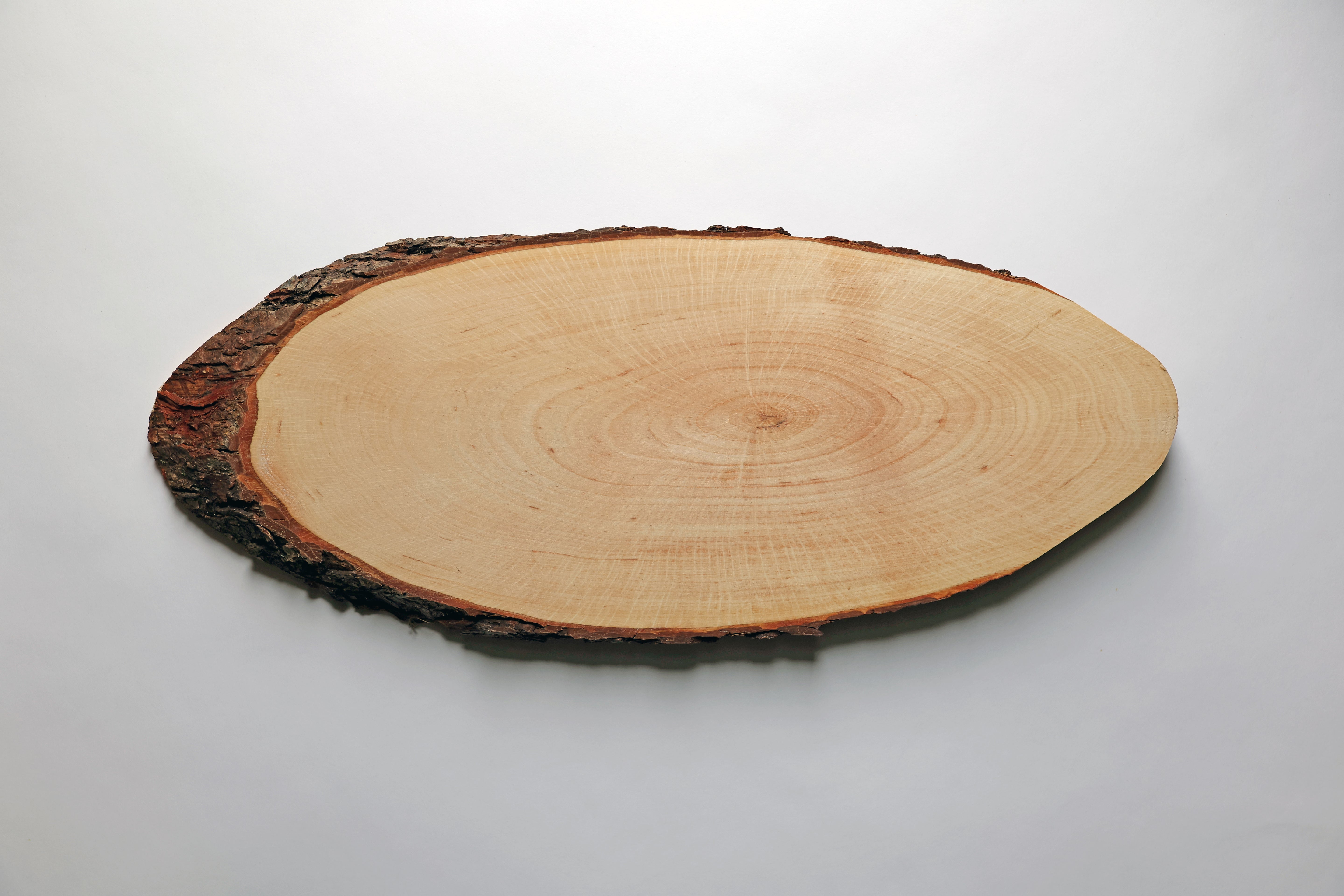 Oval Serving Board with Bark - FSC® Natur Alder 86-95 cm