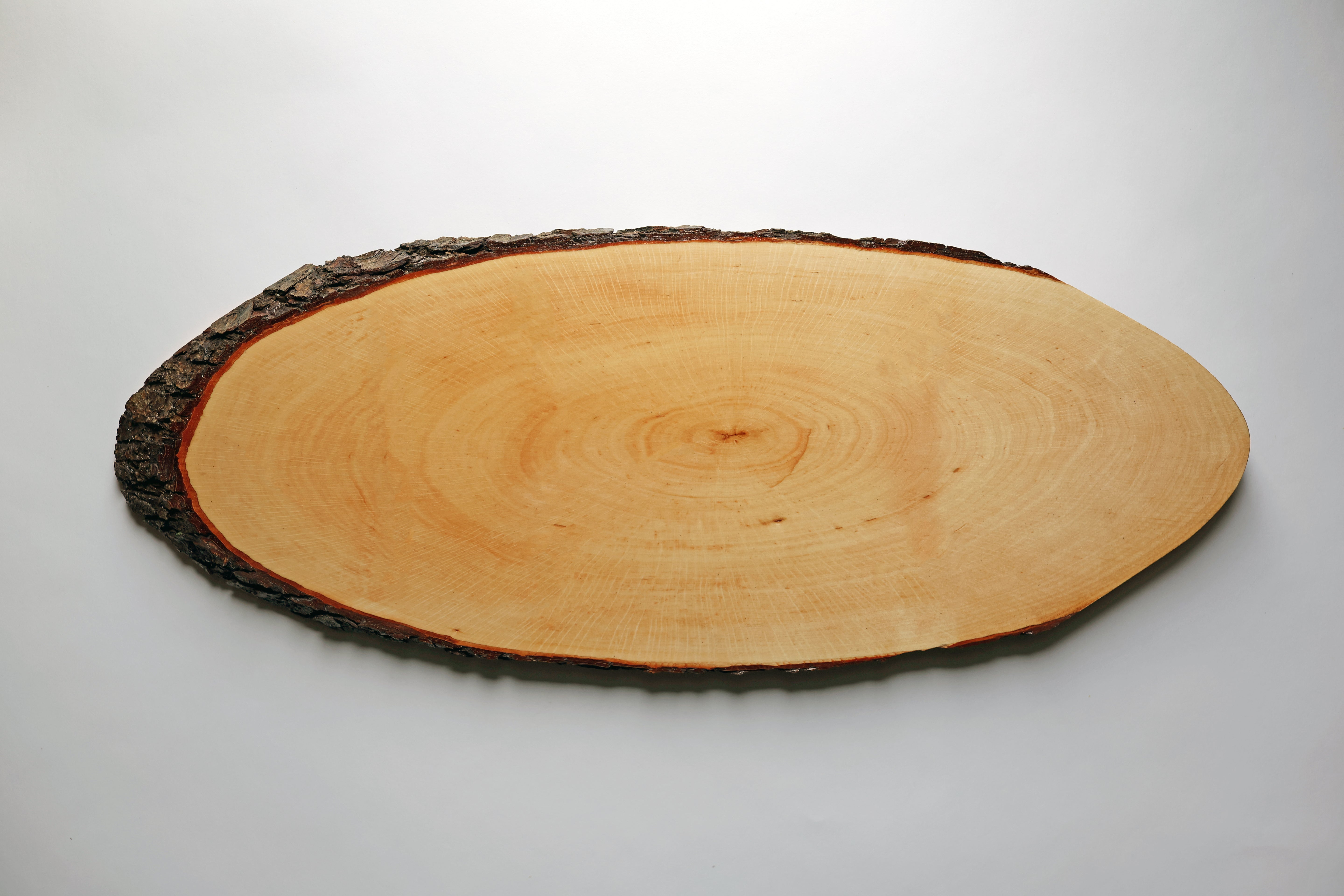 Oval Serving Board with Bark - FSC® Lacquered Alder 35-39 cm