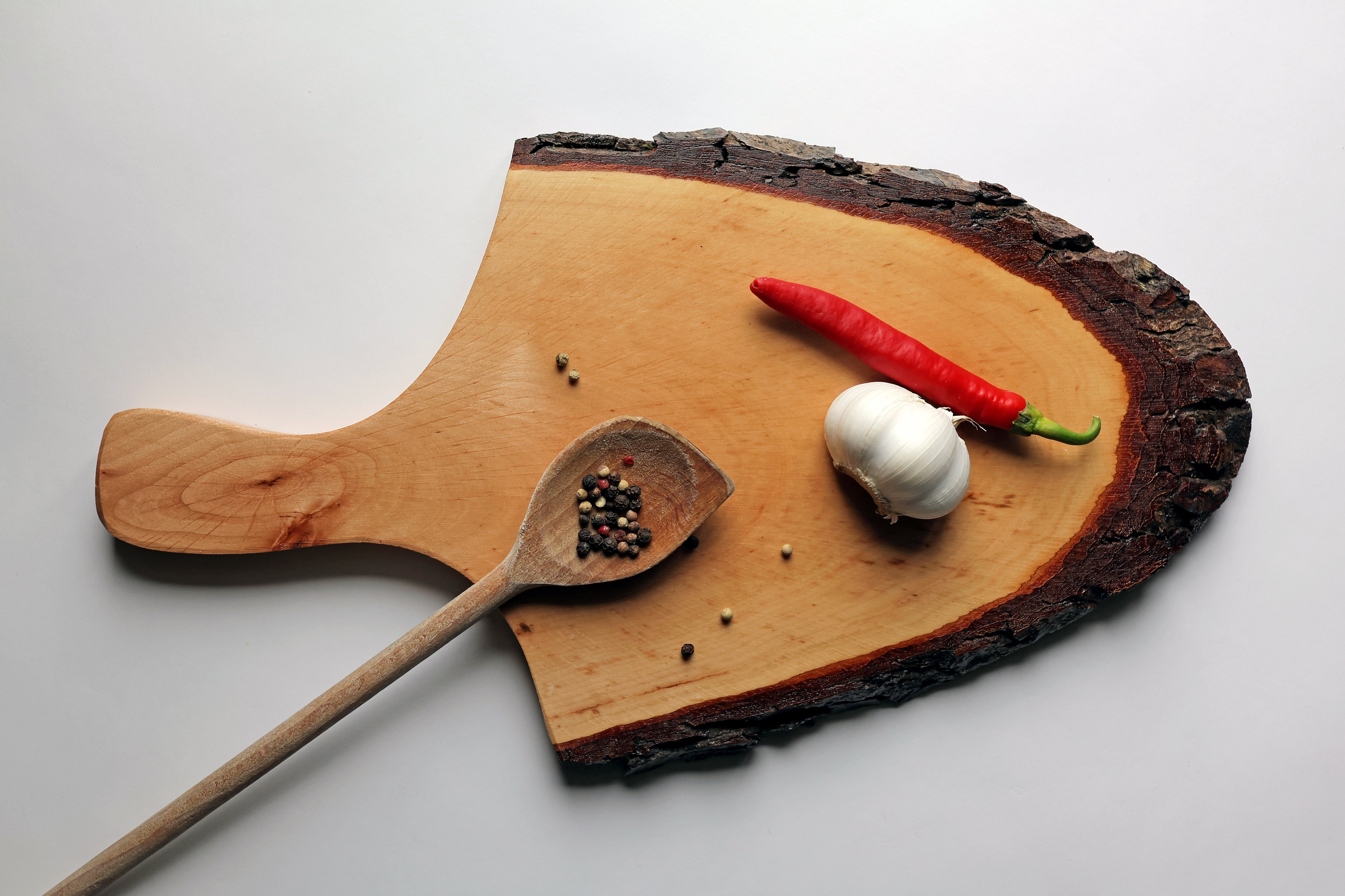 Cutting Board with Bark - FSC® Lacquered Alder 43-50 cm