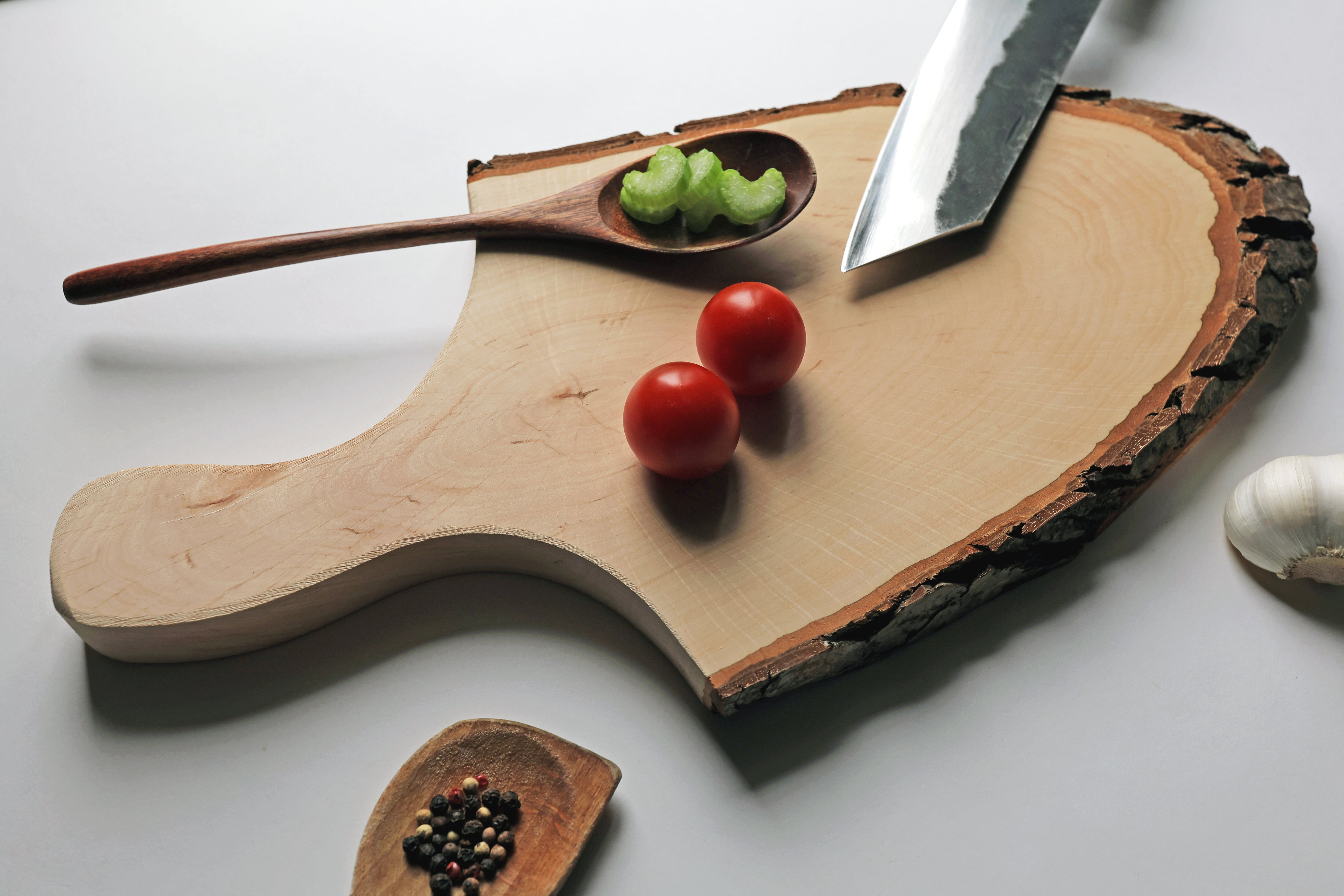 Oval Cutting Board with Bark - FSC® Natur Alder 43-50 cm