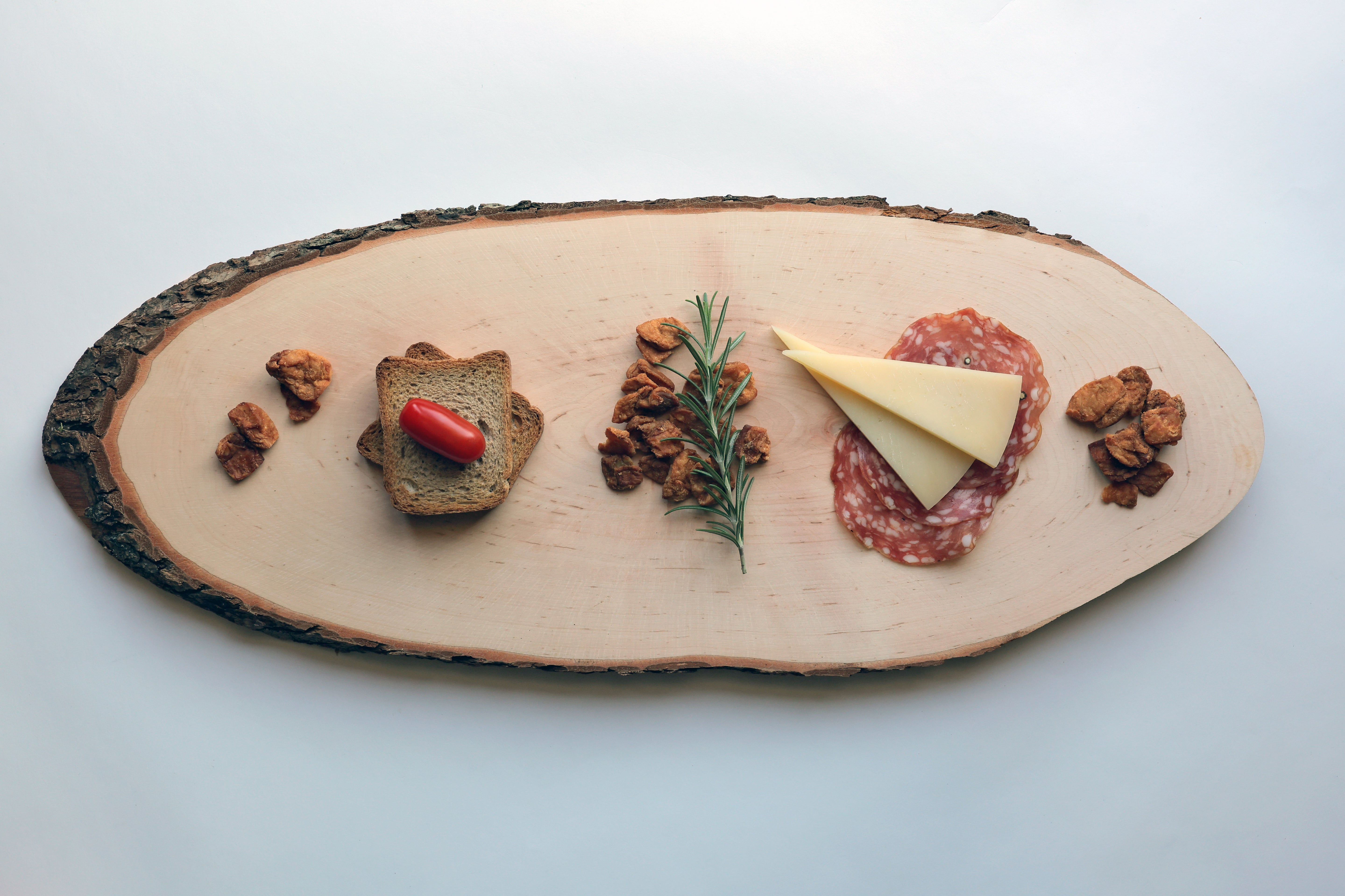 Oval Serving Board with Bark - FSC® Natur Alder 66-75 cm