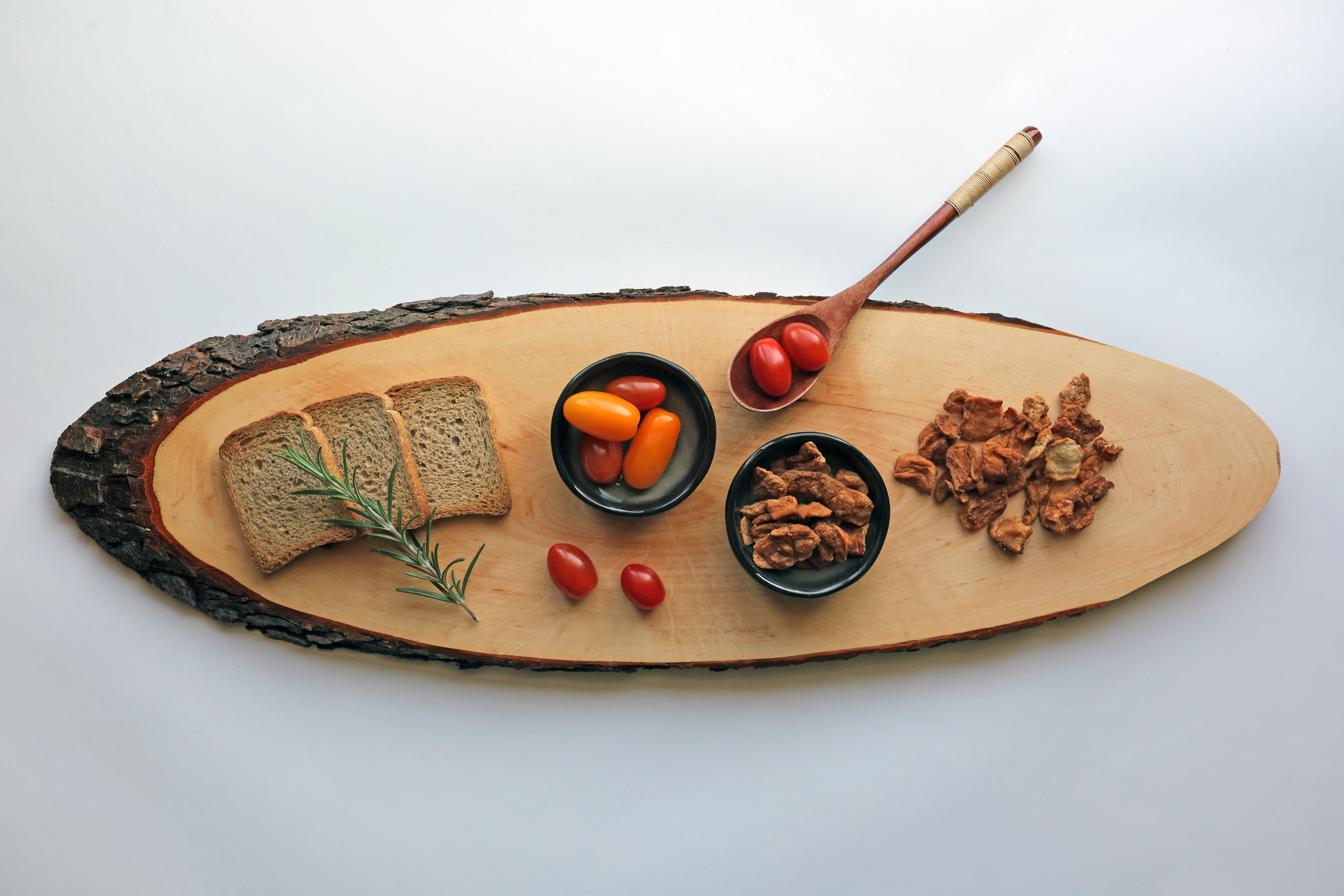 Oval Serving Board with Bark - FSC® Lacquered Alder 60-69 cm