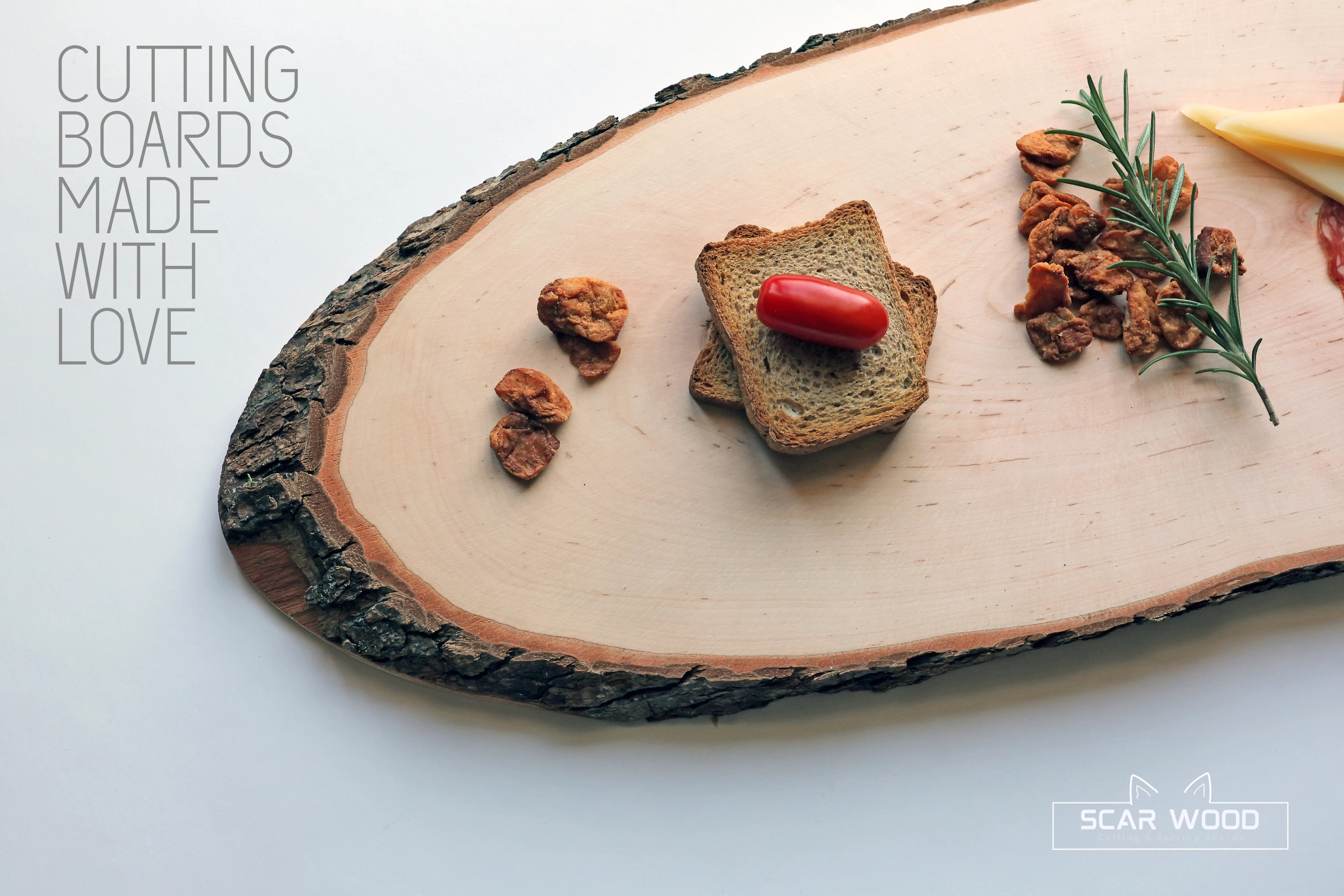 Oval Serving Board with Bark - FSC® Alder 47x20x2 cm